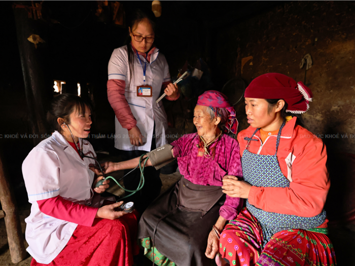 Đảng viên trẻ người dân tộc tận tâm với công tác y tế thôn bản nơi vùng cao giáp biên