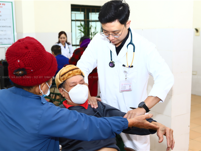 Y bác sĩ mang sức khỏe và lòng biết ơn đến với các cụ thương binh liệt sĩ