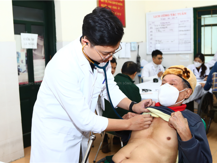 Y bác sĩ mang sức khỏe và lòng biết ơn đến với các cụ thương binh liệt sĩ