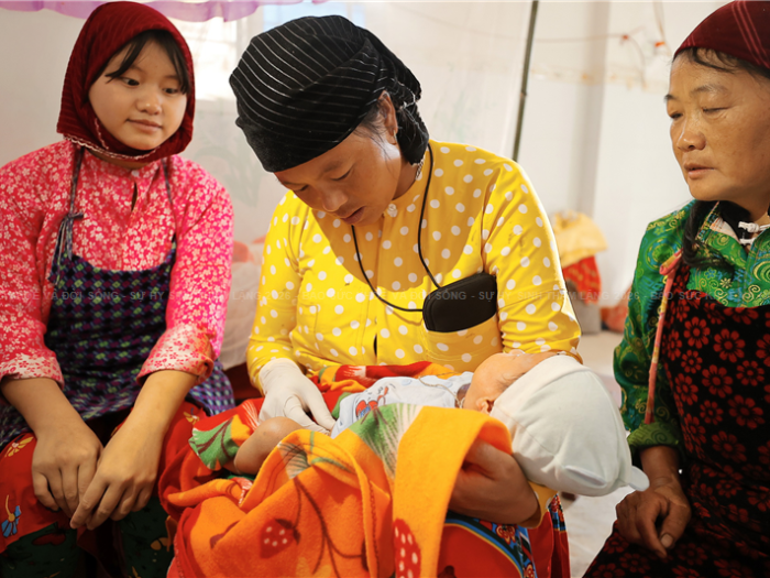 “Cô đỡ thôn bản” nơi địa đầu của Tổ quốc