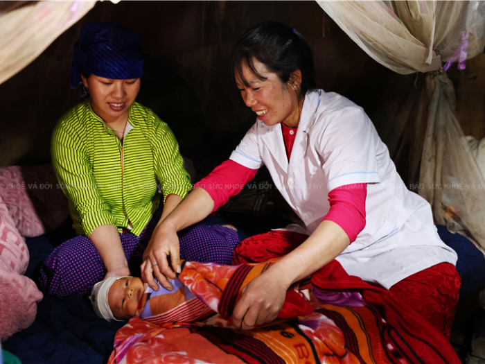 Đảng viên trẻ người dân tộc tận tâm với công tác y tế thôn bản nơi vùng cao giáp biên