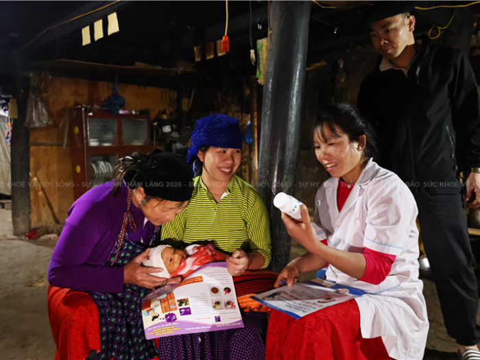 Đảng viên trẻ người dân tộc tận tâm với công tác y tế thôn bản nơi vùng cao giáp biên