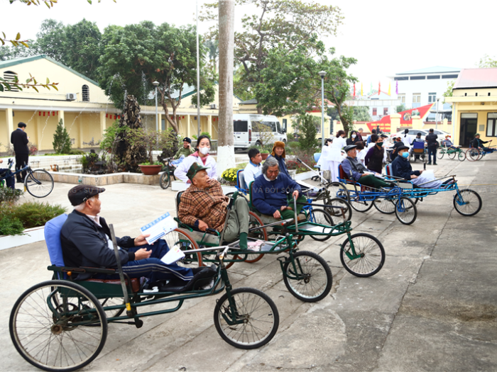 Y bác sĩ mang sức khỏe và lòng biết ơn đến với các cụ thương binh liệt sĩ