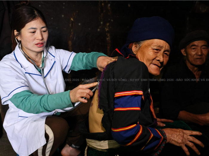 Nữ cán bộ y tế tận tâm với đồng bào vùng cao Tùng Vài